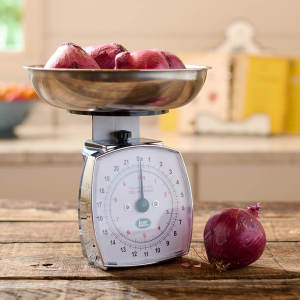 22 lb. scale weighing red onions